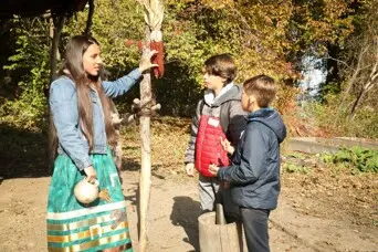 Museum Educator speaks with students on the Historic Patuxet Homesite.