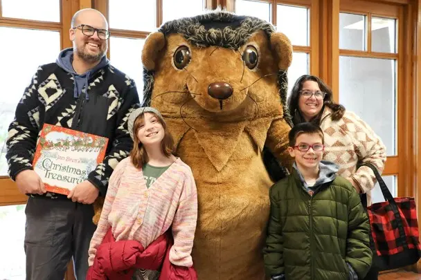 A family poses with Hedgie.