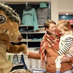 Hedige meets a mother and child in the Museum Shop.