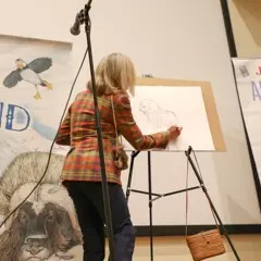 Jan Brett giving a live art demonstration.