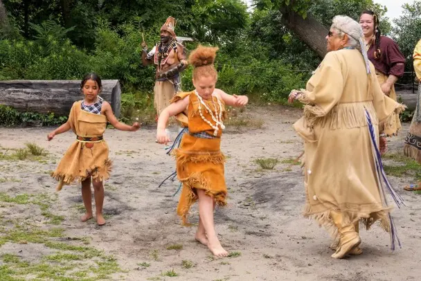 Strawberry thanksgiving standing quiver presentation children dance