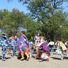 Neesh la dancers demonstration