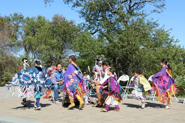 Neesh la dancers demonstration