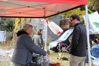 A guest at Grain Fest speaks with a participating exhibitor.