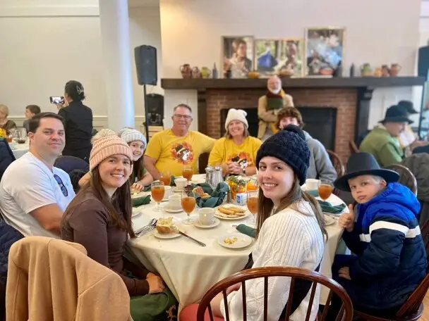 Thanksgiving meal crowd plimoth patuxet