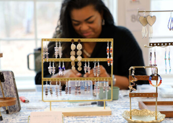 Indigenous Artisan makes jewelry at the Winter Fine Arts & Craft Fair