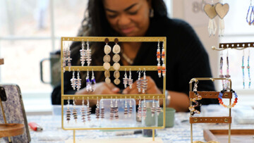 Indigenous Artisan makes jewelry at the Winter Fine Arts & Craft Fair