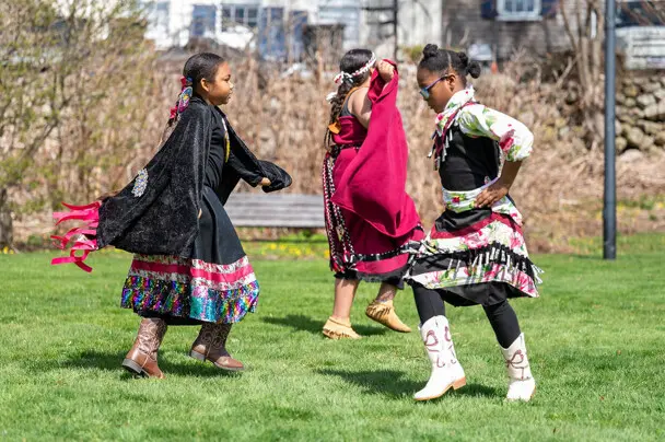 Wetu ways performers herring run