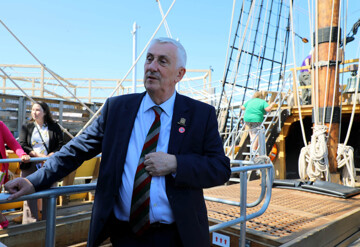 Lindasy hoyle visits mayflower ii