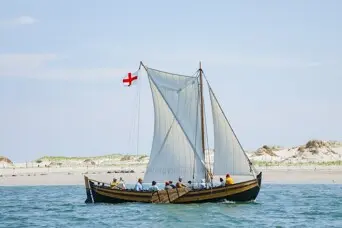 Sailing shallop carries Pilgrims